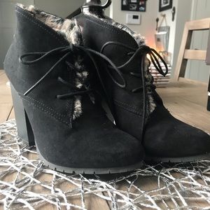 Black with fur lining ankle boot Sz9